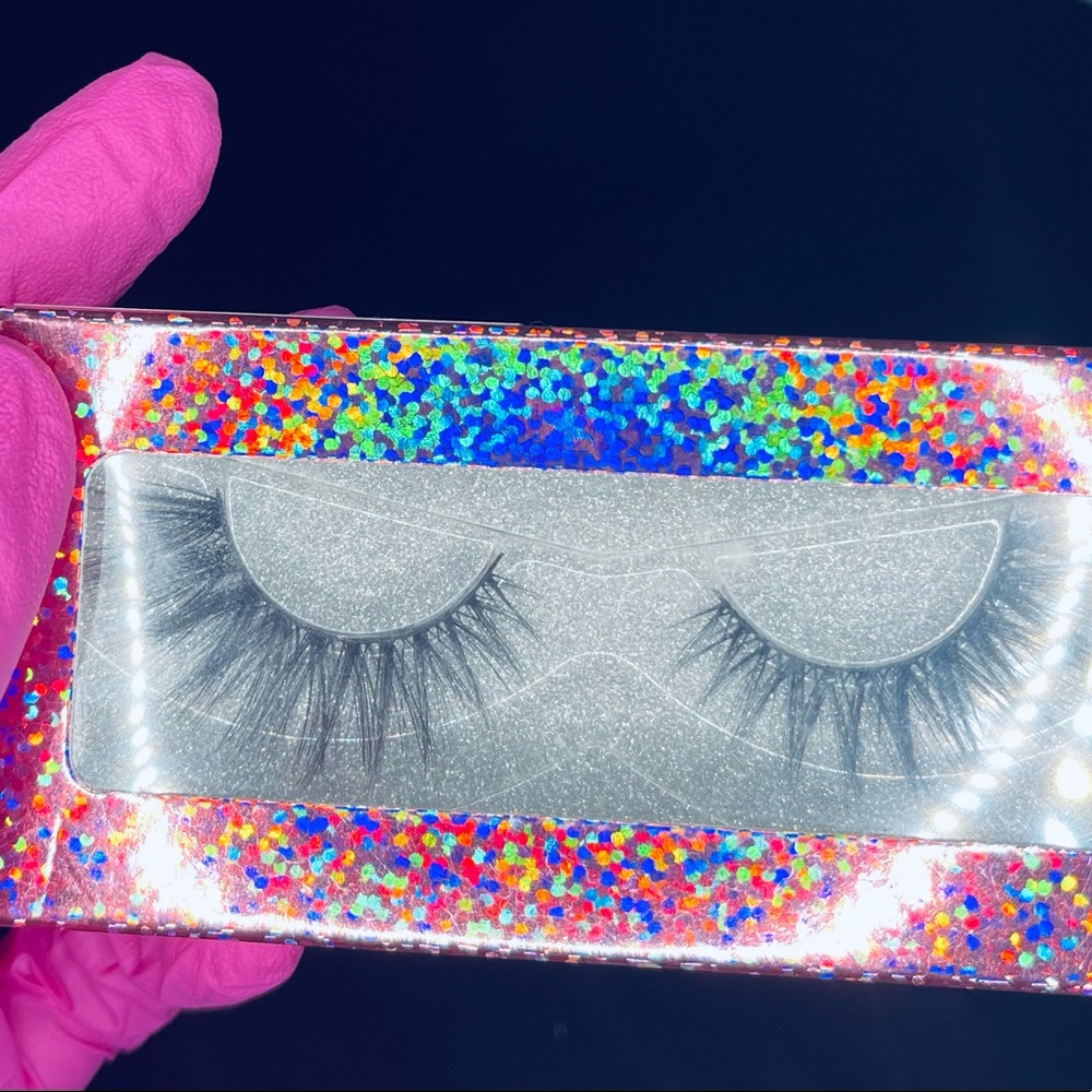 LASHES! LASHES! - Picture 4 of 9